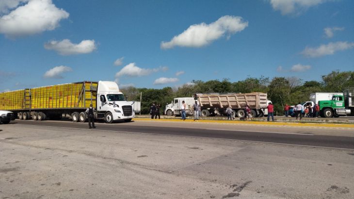 Transportistas protestan en carretera Mérida-Campeche